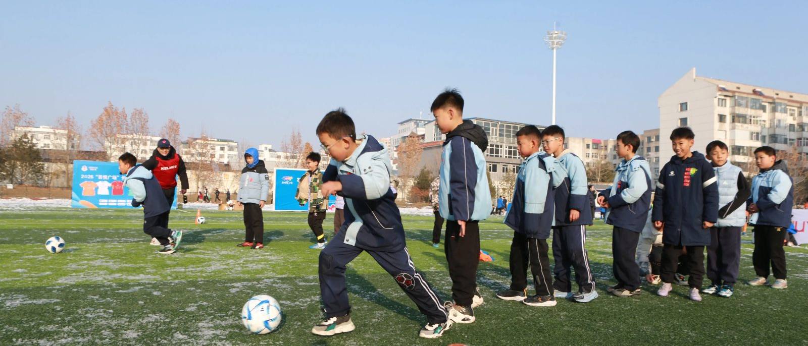 江南 JIANGNAN 运动课程栏目主视觉：教练指导训练